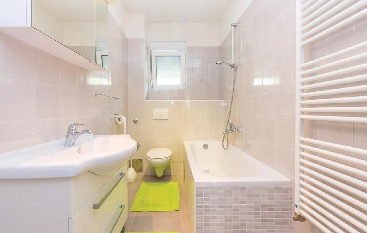 Big White Apartment Novi Vinodolski Εξωτερικό φωτογραφία